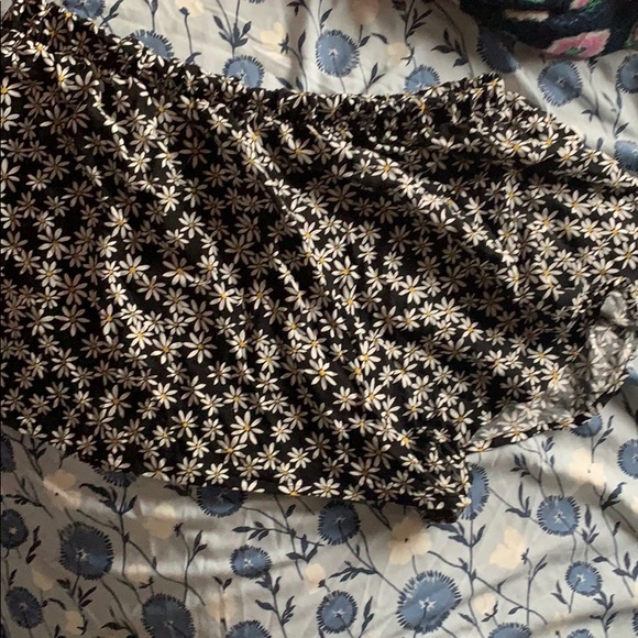 Forever 21 daisy flowered shorts - Picture 3 of 3